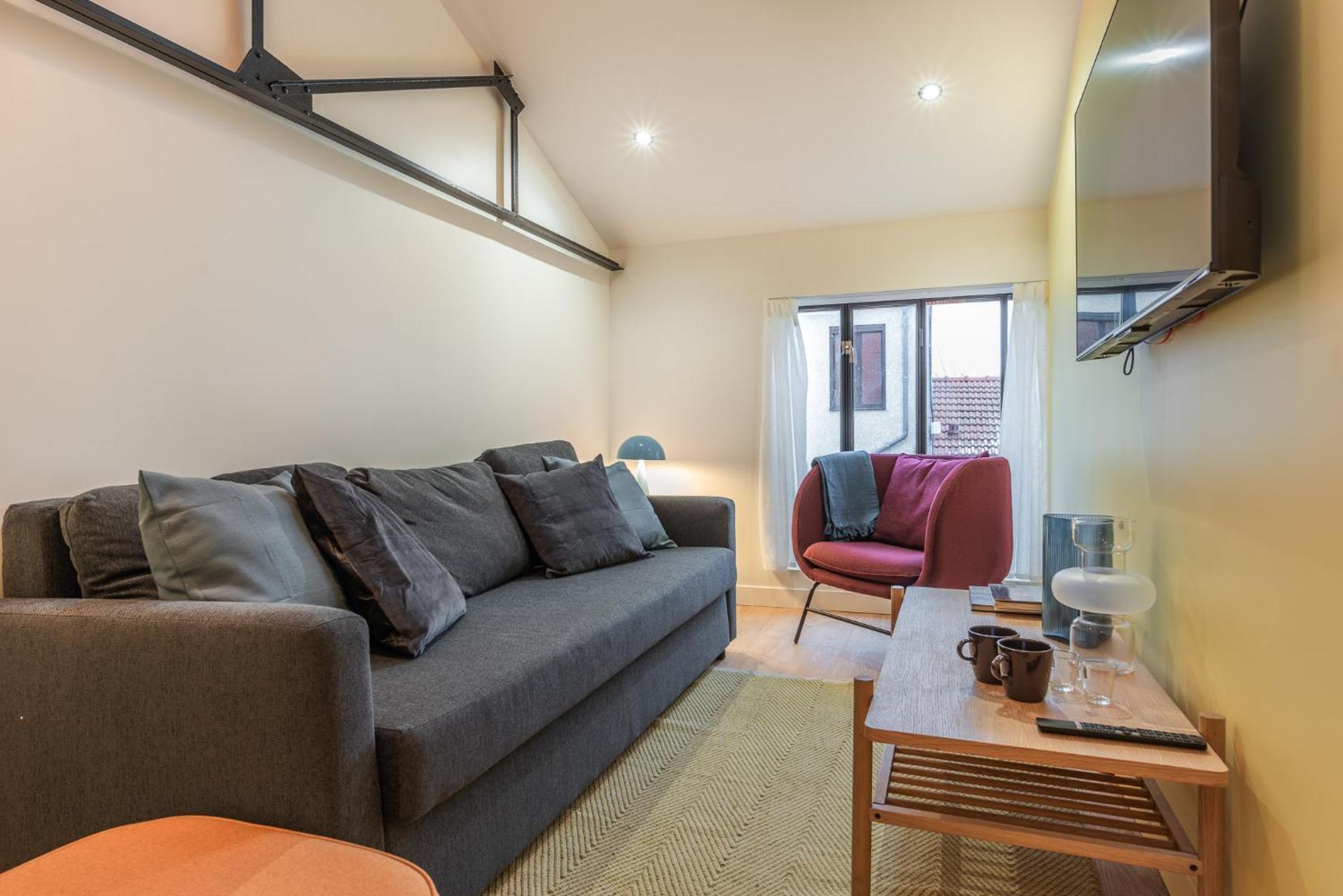 Architect Loft - 15 Min From Center - 8 Guest Apartment *